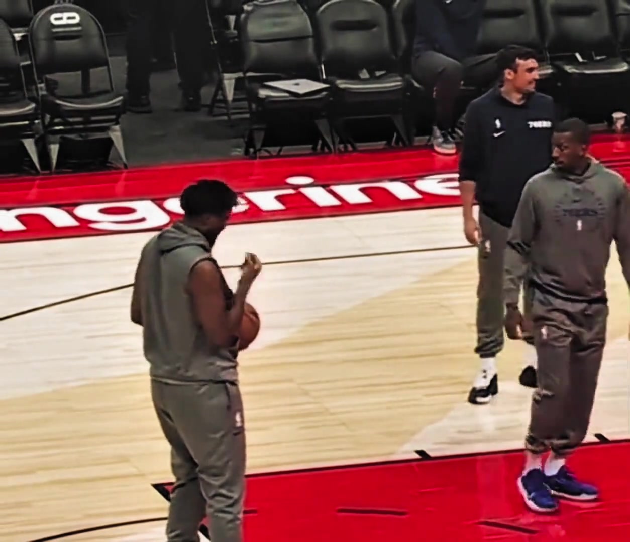 挺猎奇呀恩比德抠完腚手放鼻子上闻随后罚球